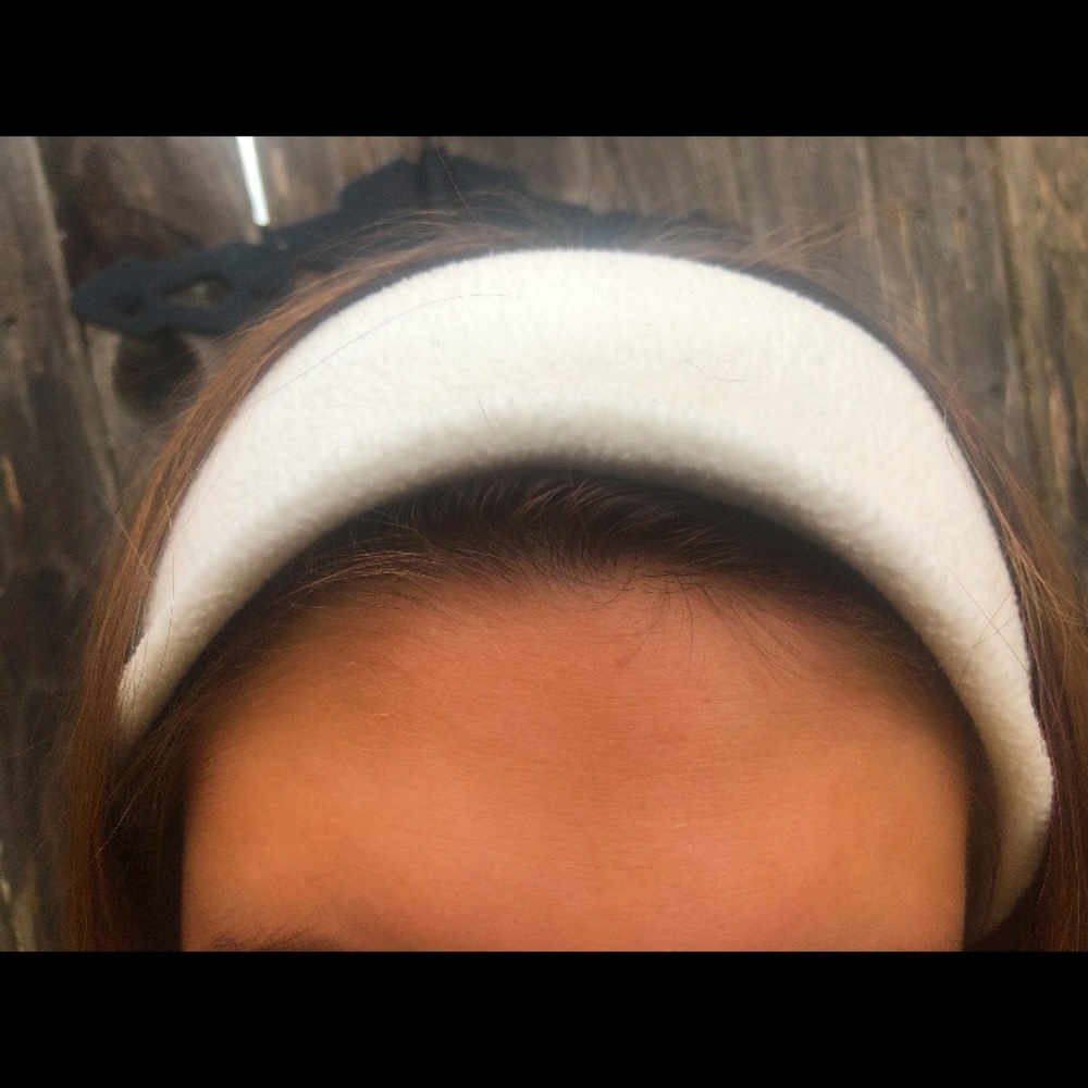 White headband SUPER SOFT good for winter sports♥️